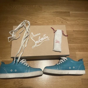 Louboutin skor - Hej, säljer dessa ovanliga Louboutins så är sparsamt använda. Det som är med på bilden är de som följer med. Kan gå ner i pris vid snabb affär!  Mvh Anton 