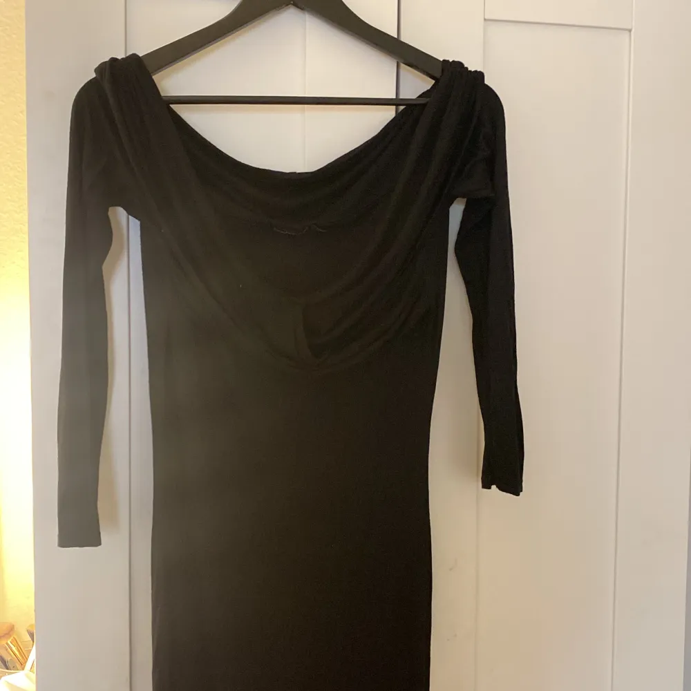 Fin svart klänning enda till knäna den tunn från bikbok använt den en gång storlek M 💕👌🏽. Klänningar.