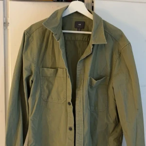 Grön Jesnsjacka  - Säljer denna gröna jeansjacka från hm då den tyvärr är för stor för mig, hör gärna av dig vid frågor och funderingar!💕