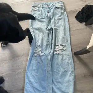Hej! Säljer jeans med hål, kommer från h&m o är storlekn 40, fint skick, kontakta vid frågor elr bud😊OBS hund o katt finns i hemmet!!
