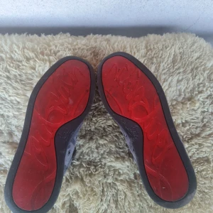 Loubs skor - Ett par loubs, väldigt försiktigt använda, därför bra skick. Storlek 42. Om ni har nån fråga är det bara att höra av er, priset kan diskuteras vid snabb affär/ Max