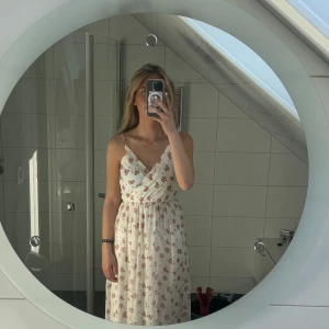 Långklänning - Jag säljer nu min fina sommarklänning som inte riktigt har kommit till andvändning.  Superfint skick andvänd ca 2 ggr.   Köpt på veromoda för 600 kr, i storlek xs.  Jag är 167 och den går ner precis till fötterna på mig.