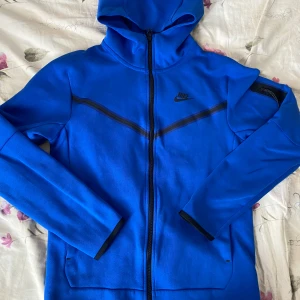 Nike tech - Hej! Säljer en personlig favorit niketech royal blue som är slut såld i butik och finns på stockx för 253$. Helt felfri säljer den billigt för är i behov av pengar. Den är st S men passar även M.Köpte den 2022 på Jd sport. Mer info/bilder kom privat😁