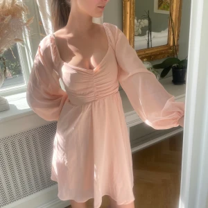 Ljusrosa miniklänning - Den här fantastiska sommarklänningen i storlek XS/S är en perfekt bal/skolavslutning/midsommar dröm. Den är i fantastisk skick! Köpt för cirka 500-600kr men säljs nu för endast 299kr då jag måste rensa inför flytt. Priset går även att diskutera! 