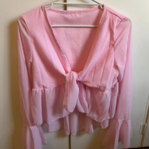 Rosa blus - Jätte söt rosa blus som tyvärr inte passar mig. Aldrig använd.