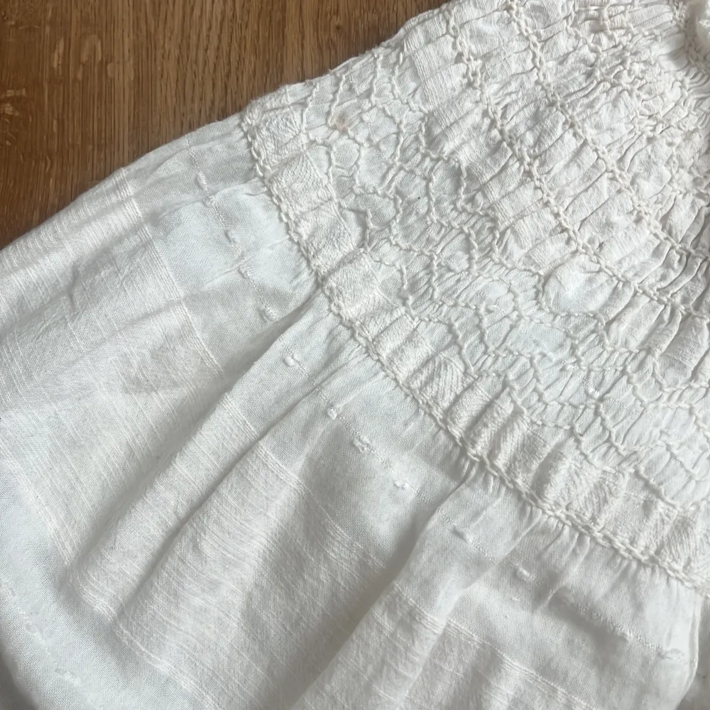 Jättefin mönstrad kjol från zara, storlek xs men skulle säga att den passar s också❤️‍🔥den är vit/beige . Kjolar.