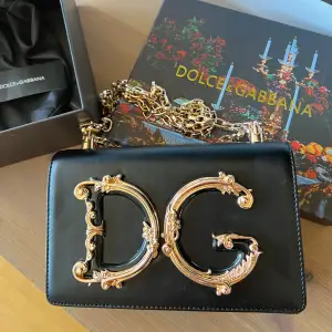 Helt ny Dolce Gabbana väska som jag fick som present, kommer med låda och bevis på authencity. Väskans egentliga pris är              27 810kr. 