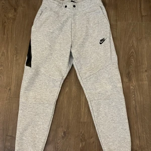 nike tech byxor - Aldrig använda, saknar snörren, Billigt