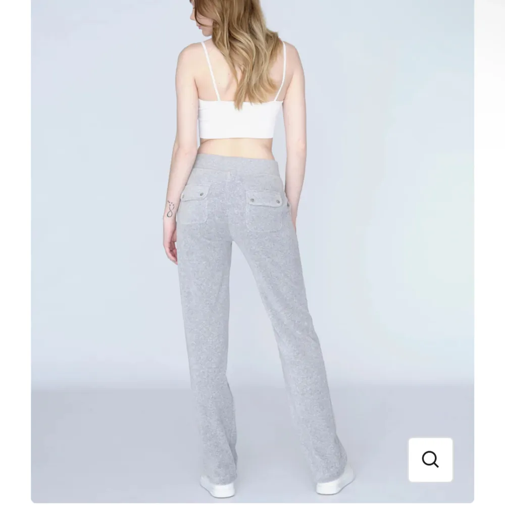 Säljer gråa juicy byxor i storlek xxs, säljer då de inte kommer till användning. Har förkortat de så längden passar dig som är lite kortare💗 Nypris : 1200 kr Pris kan diskuteras. Jeans & Byxor.