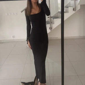 Svart klänning  - En svart maxi klänning från ginatricot❤️ 