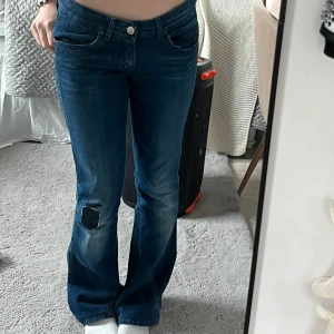Lågmidjade jeans - Säljer mina lågmidjade Wrangler jeans. Endast använda en gång men säljer då de inte passar mig❤️finns inte att köpa längre och nypris är 1200kr! De är i längd 34 men är omsydda till längd 32 ungefär 