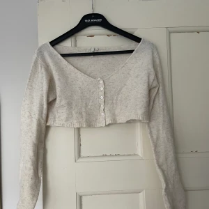 Stickad croppad tröja - Lite nopprig men ananrs fin