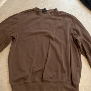 Hoodie - Storlek M, ca 68cm lång och ca 58cm bred runt midjan. Köptes för några år sedan. Bra skick. Andvänts några gånger.