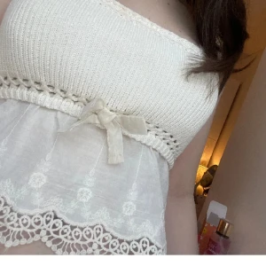 Zara topp - Super gullig topp från zara med en rosett framtill som inte säljs längre 🎀 Jätte fint skick, strl M men passar mig som har S