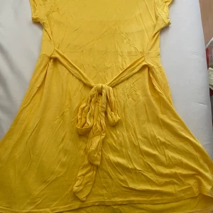Vintage tröja med rosett - En vintage gul tröja med rosett vid ryggen!  Har för mig att den kan ha ett litet hål men hör av dig om du vill veta mer!💛