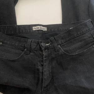 Vintage Acne jeans  - Svarta vintage jeans från acne! Skulle säga att dom är Mid/lowwaist Hör av er om frågor 💕