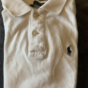Ralph Lauren piké - Säljer denna tröja eftersom den inte passar mig längre. Otroligt fint skick 10/10! Nypris på ca 1200kr. Passar perfekt till sommaren. Inga fläckar eller hål. 🕳️