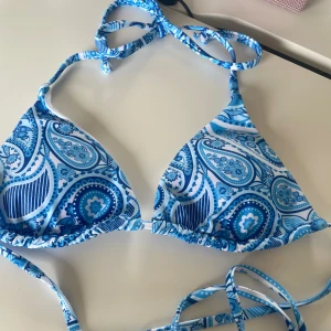 Bikinitopp - Oanvänd och hur fin som helst men säljer då den tyvärr var för liten. Hör av er vid frågor💗 säljer en likadan i rosa💗💗