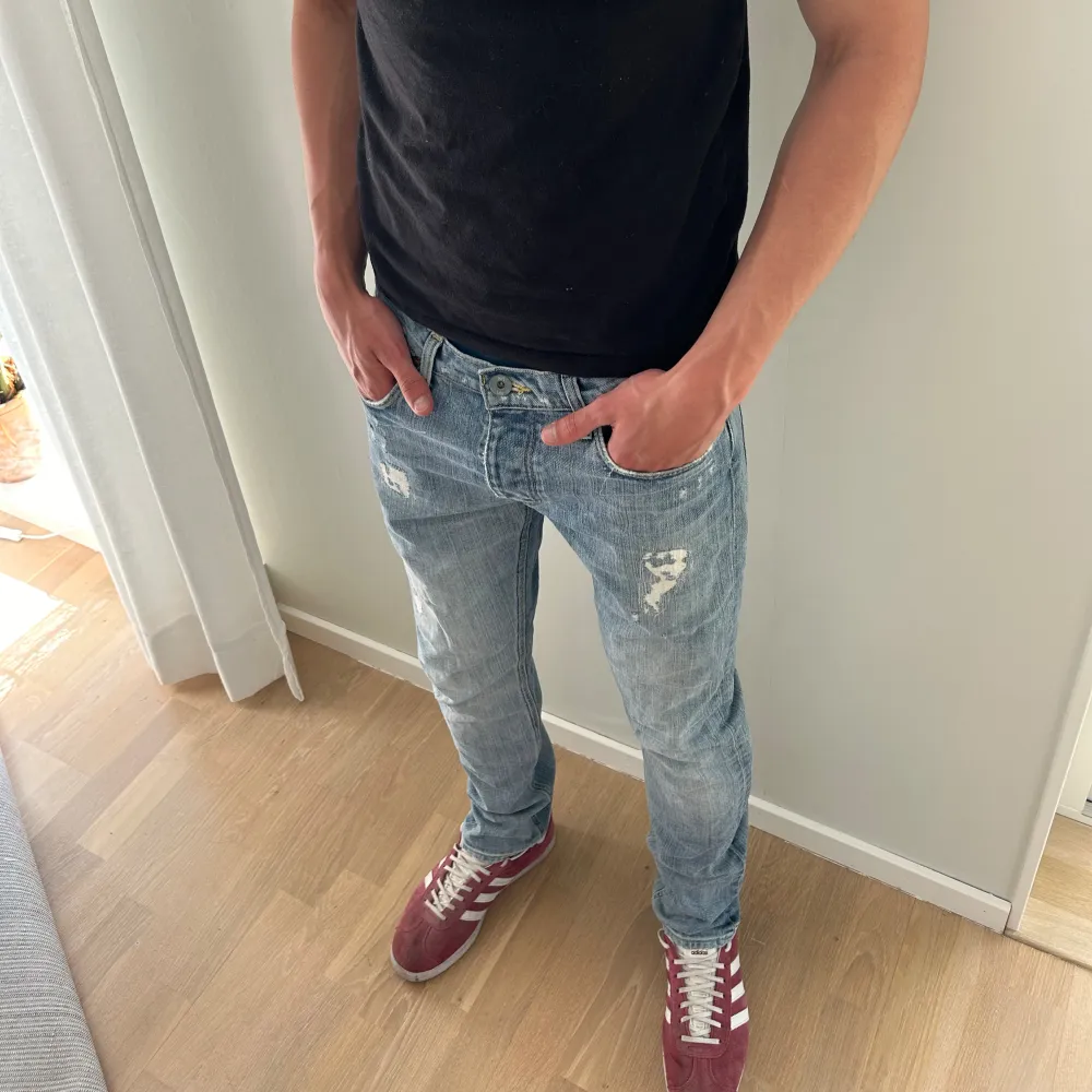 Lee jeans med slitningar. Storlek: W30 L32. Modell på bilden: 183 cm. Jeans & Byxor.