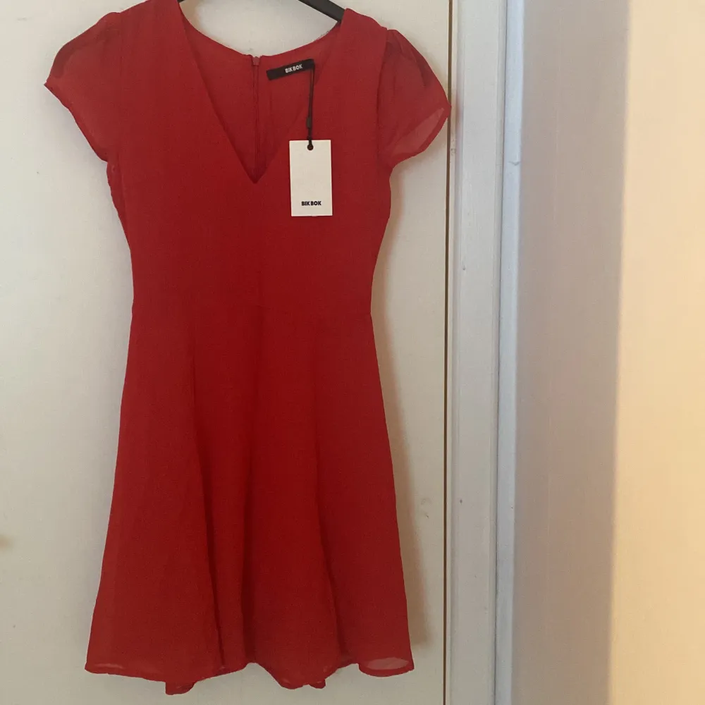 Helt ny oanvänd söt röd klänning. Klänningar.