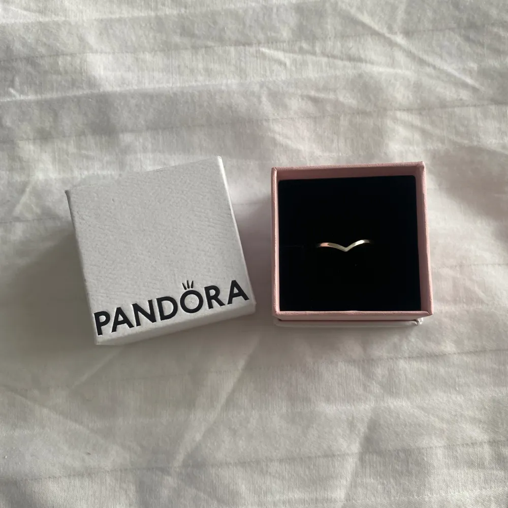 En ring i silver från Pandora i storlek 50 i modellen Polerad Wishbone-ring. Använd få gånger. Köpt för 349kr och säljer för 100kr + frakt. . Accessoarer.