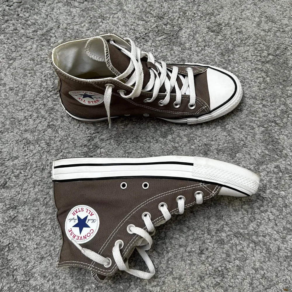 Ett par väldigt fina grå/bruna Converse! ❣️ Använda några gånger men i fint skick! 🤩. Skor.