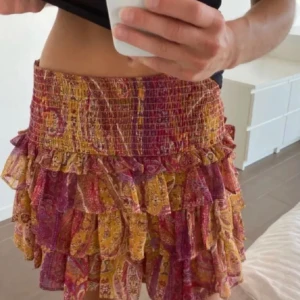 Kjol - Säljer denna kjol från zara som inte säljs längre. Den är som ny och har inga defekter! Skicka privat om ni vill ha mer bilder!💗