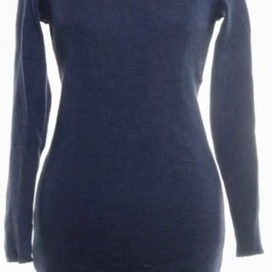 BUSNEL TRÖJA/KLÄNNING STORLEK M - Härlig blå färg på tröjan/ klänningen. Storlek M Nyskick  Finstickad 