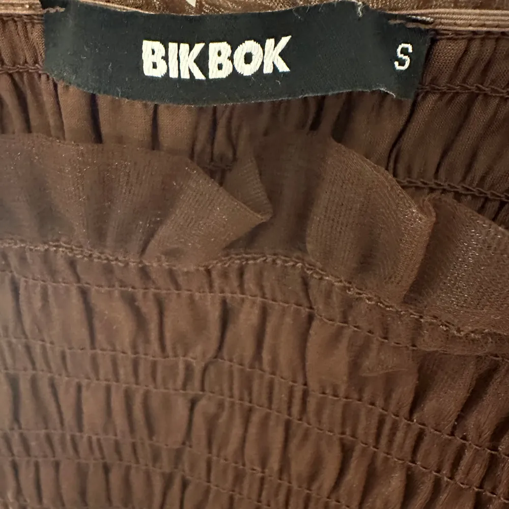 Säljer denna bruna tröjan ifrån Bikbok i storlek S🤎Knappt använt💕. Blusar.