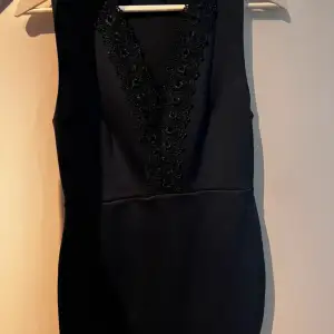 klänning från nelly, storlek M. använd fåtal gånger och fint skick. den är mer mörkblå än svart skulle jag säga. 