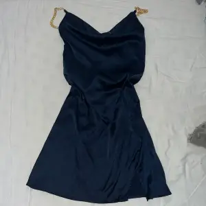 Säljer även denna blå satin klänning med öppen rygg och kedja som cris-cross på ryggen. Även denna är ifrån Shein i storlek S