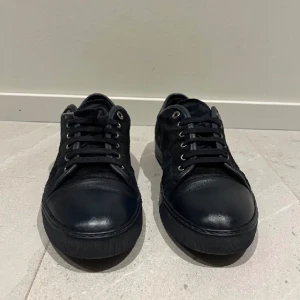 Lanvin - Säljer nu mina lanvin som är riktigt feta. Storlek 43 uk8. Kan tänka mig byte o priset är prutbart. Färg är marinblå och skicket är 8,5/10. Captoen är lite creasad men lätt o fixa. 