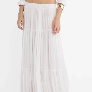 Vit lång kjol - Köpte kjolen för ett år sen ca, och aldrig använt den då jag inte tycker den passar mig! Köpte den för 350kr❤️