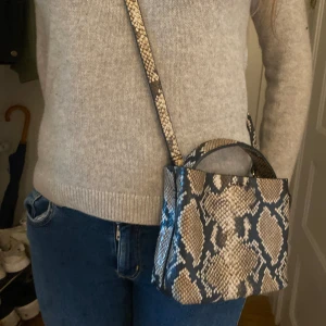 Orm väska!  - Säljs inte längre aldrig använd💕köptes för 1800kr