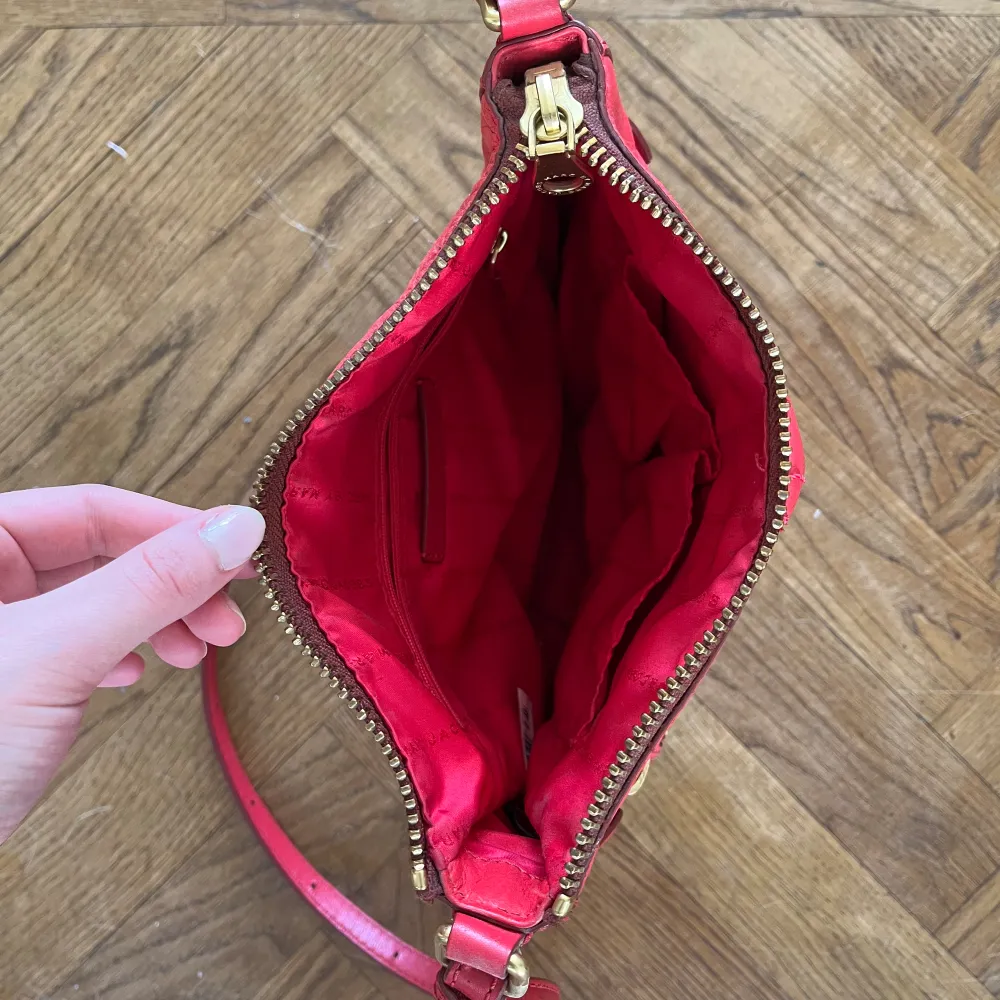 Fin röd axelremsväska i mycket bra skick. Fina detaljer som grov Marc Jacobs typisk dragkedja. Mått 25 x 25 cm. . Väskor.