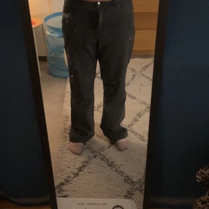 Svarta jeans - Har en trollslända på bakfickan  Det står ej någon strolek men skulle chansa på S eller M