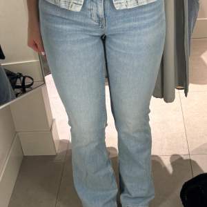 Lågmidjade bootcut jeans ifrån zara i storlek 38