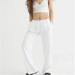 Linnebyxor - Säljer nu ett par Lågmidjade linnebyxor ifrån hm, som är helt slutsålda på deras hemsida. Endast använda 2 gånger och dom är i nyskick💕💕💕Lägg prisförslag 