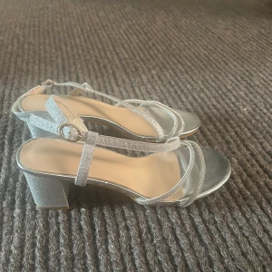 Glitter skor!  - Säljer dessa supersöta klackskor som endast användes till fotografering till balen förra året! 🪩🪩 i nycksick och superfina detaljer 💕 storlek 38