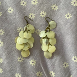 Vita örhängen  - Vita vintage örhängen 