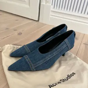 Klackskor från Acne Studios o strl 38. Rätt låg klack så enkla att gå i. Jeansmaterial. 