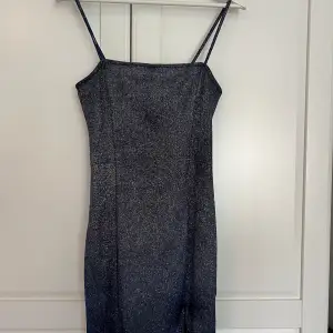 Jättefin kort klänning som endast använts till nyår💖 Är mer blå i verkligheten och verkligen superglittrig med en liten slits framtill  Storlek S från H&M 