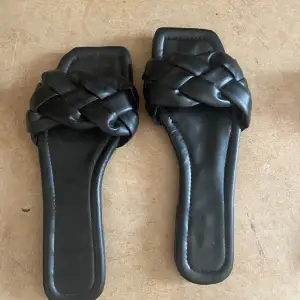 Svart sandaler med flättat band 100 kr Köpta i Turkiet å ett använda ett par gångar 