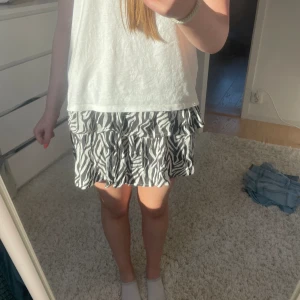 zebra kjol - Jötte fin volangkjol i zebra mönster!🤩nyskick och skulle säga att den passar allt från xs-m!❤️