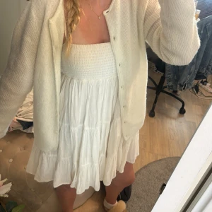 Vit klänning - Söt vit klänning i storlek S från Zara, mycket fint skick! ❤️skriv om ni har fler frågor.