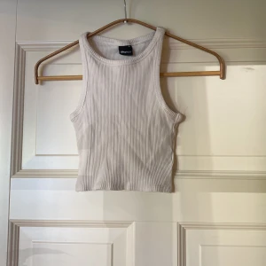 Ribbat linne från gina Tricot  - Linne som är ribbat. Det är för litet för mig så jag måste sälja det. 