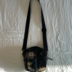 Carhartt väska - Carhartt side bag i camo  Inte använd så mycket och är i väldigt bra skick. 