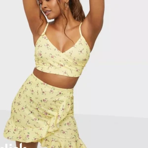 Gul kjol Nelly - Så fin somrig kjol som är perfekt till sommaren. Nypris var ca 300kr och den är aldrig använd. Klicka gärna på köp nu 💛🤍