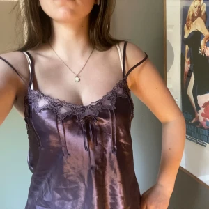 Siden linne lila med spets - Så fint linne i äkta siden. Spets och jättefina detaljer. Strl S/M, skriv vid frågor!💞🌸