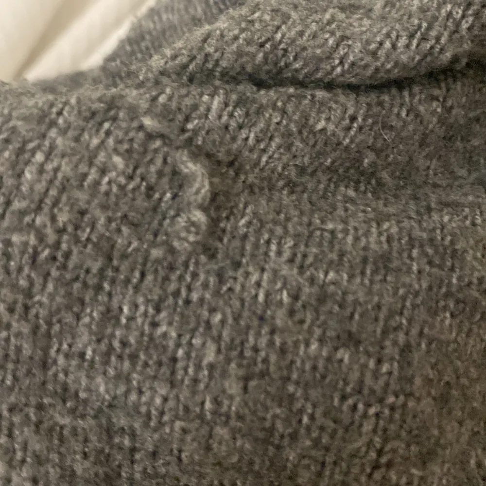 Säljer denna gråa tröja ifrån pull&bear i storlek M, men passar mig som vanligtvis har xs/s😇 har en liten defekt som syns på 2 bilden. Stickat.
